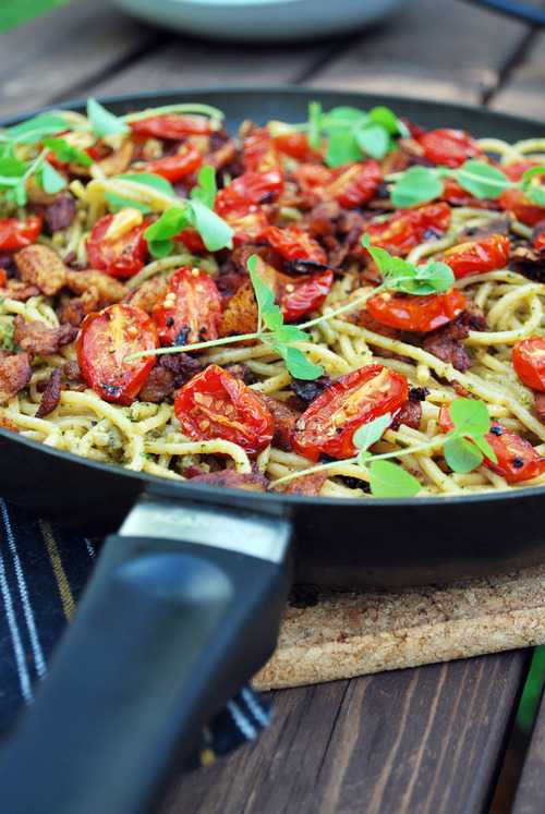 Spaghettia, oreganopestoa ja vegepekonia paistinpannulla