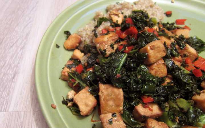 Tofua ja lehtikaalia sitruuna-chilikastikkeella